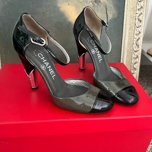 CHANEL Two-Tone Patent Mary Jane Pumps in Black and Gray with Metallic Heels